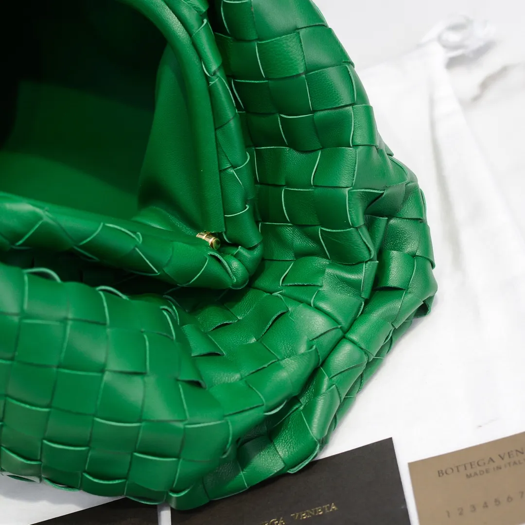 🔥🔥The counterattack of the popular Bottega Veneta started with this series of cloud bags, which went viral in the fashion circle and started a craze! Out of stock, out of stock, out of stock... One piece is hard to find, super hard to buy, regardless of age, season, or occasion. Very classy. Really, if you carry this on the road, it will turn heads! This is also the reason why this series is so expensive. Large size: 38*20*8.5cm [Big Cloud Weave] Racing Green